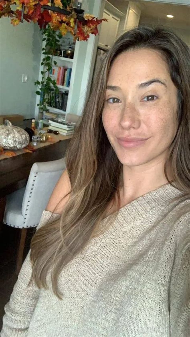 Eva Lovia GIFs: Exploring Their Widespread Appeal in Digital Spaces
