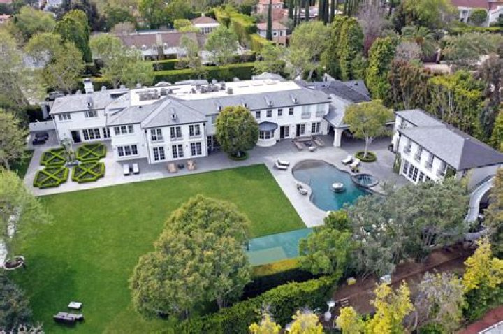 Where Does Sean Hayes Live? Uncovering the Home of the Beloved Actor